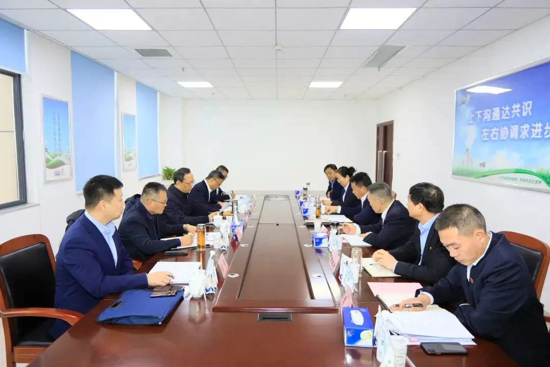 省政府國資委黨委書記、主任李濤一行到花花牛乳業集團調研