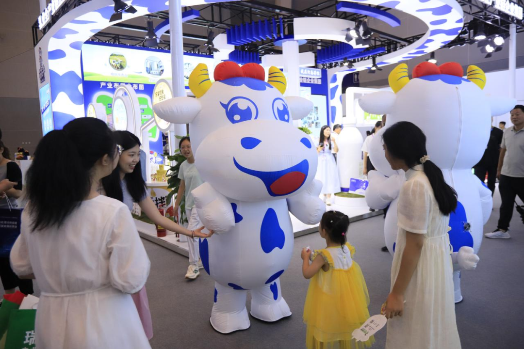 啟航新征程 點亮新賽道丨花花牛乳業集團參加第十四屆中國奶業大會暨D20峰會，榮獲“中國乳制品生產企業現代化等級5A級”評定殊榮