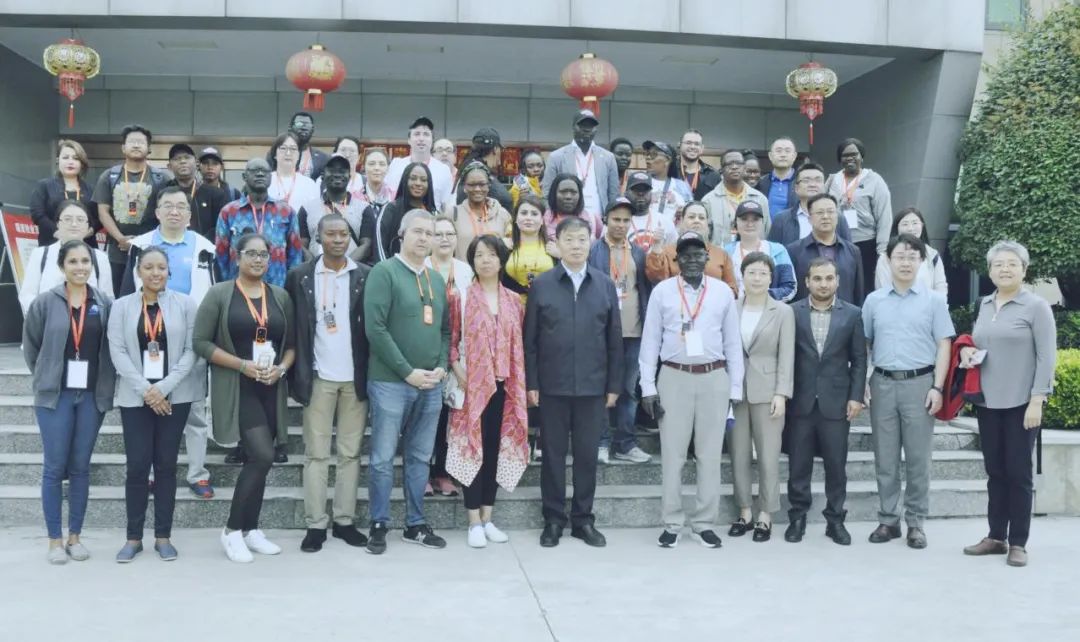 北京大學南南合作與發展學院教授、全球伙伴關系主任周詠梅一行蒞臨花花牛平輿瑞亞牧業參觀調研