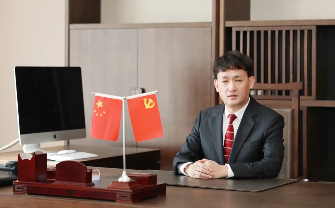 雙雙獲獎 喜事連連｜ 花花牛乳業集團榮獲“河南省知名品牌”獎，董事長關曉彥榮膺“2022年度品牌人物”