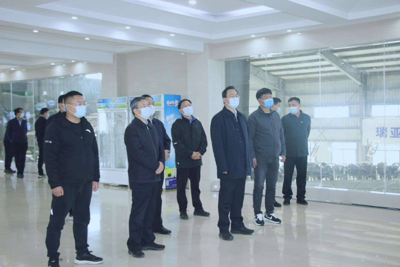 河南省人大常委會黨組書記、副主任孔昌生蒞臨花花牛魯山瑞亞牧場參觀調研