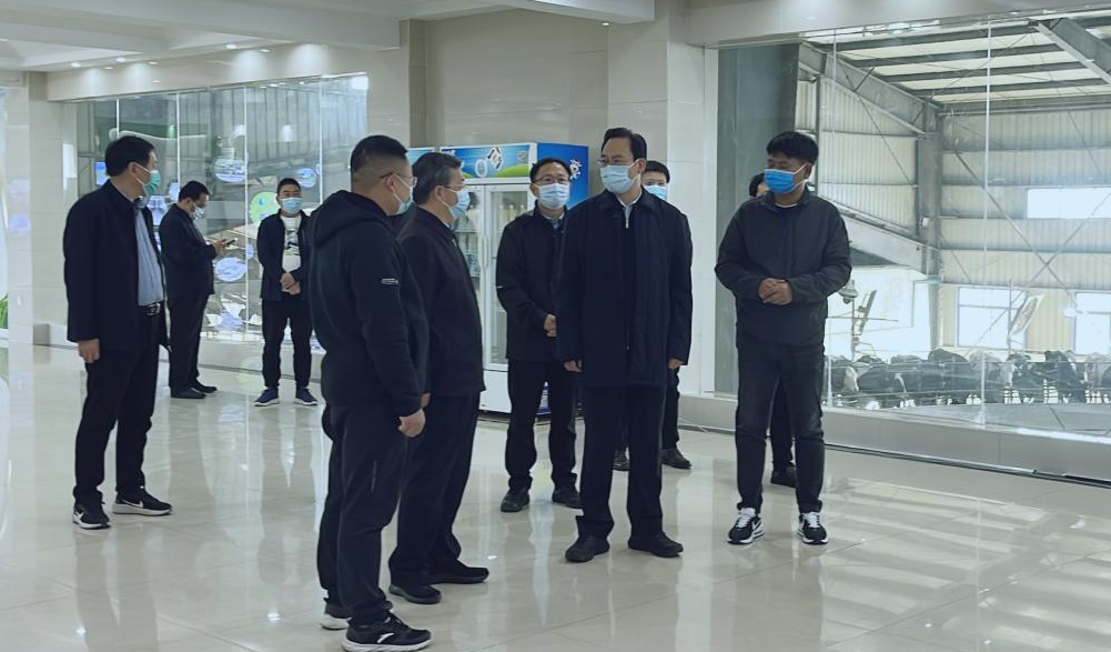 河南省人大常委會黨組書記、副主任孔昌生蒞臨花花牛魯山瑞亞牧場參觀調研