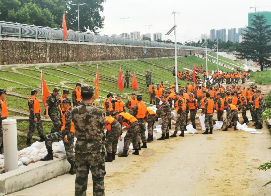 大雨無情人有情！花花牛乳業慰問常莊水庫抗洪搶險官兵