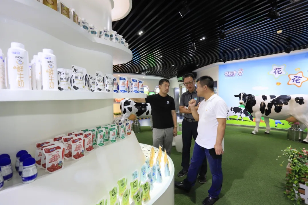 快訊 | 長江商學院智能制造學會走進花花牛乳業集團