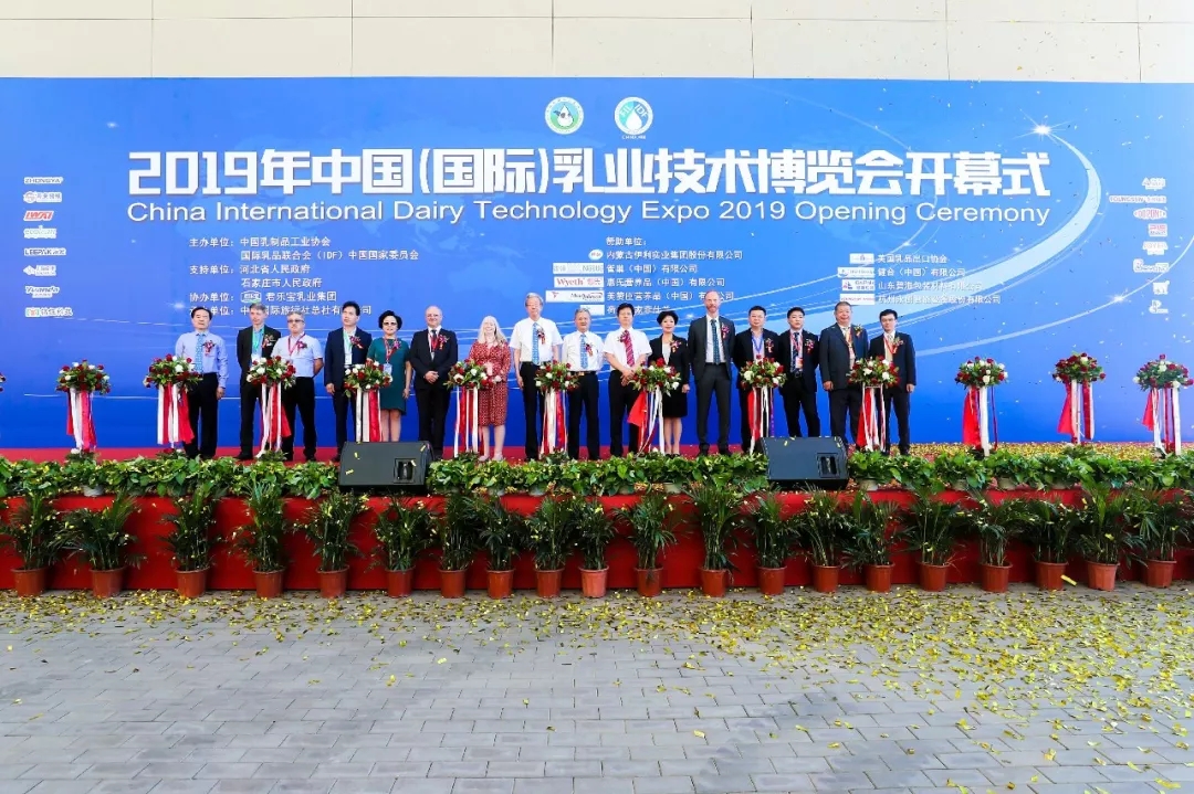中國乳制品工業協會第二十五次年會召開！花花?？偛枚T峰獲“振興乳業領軍人”榮譽稱號
