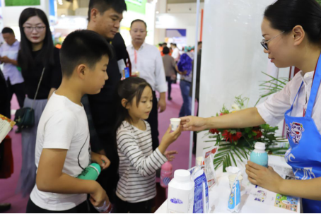 花花牛亮相第30屆中原畜牧業交易博覽會