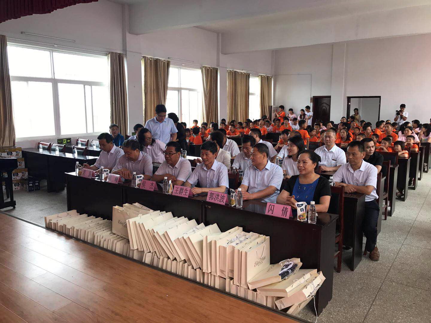 “關愛特殊兒童，讓愛灑滿人間—花花牛乳業集團2018中國小康牛奶行動” 公益助學泌陽捐贈儀式