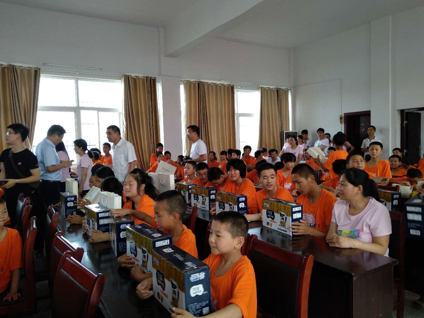 “關愛特殊兒童，讓愛灑滿人間—花花牛乳業集團2018中國小康牛奶行動” 公益助學泌陽捐贈儀式