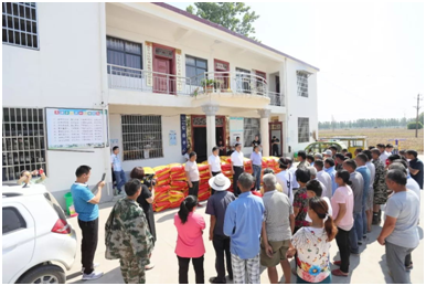 秋種化肥進農戶 精準扶貧及時雨 | 花花牛集團精準扶貧在行動
