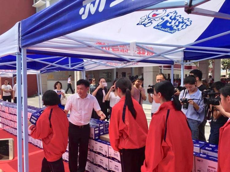 “健康中原，牛奶伴您行——花花牛乳業集團2018中國小康牛奶行動” 公益助學啟動儀式隆重舉行