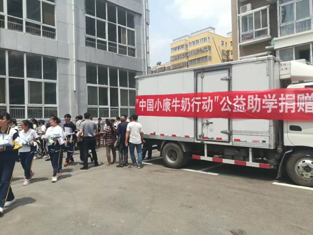 花花牛|捐助教育100萬元！做公益，我們是認真的！