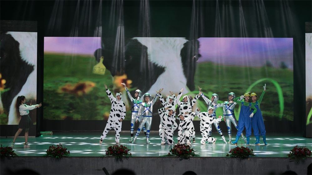 “不忘初心、聚力前行” 花花牛集團2018迎新春聯歡會隆重舉行