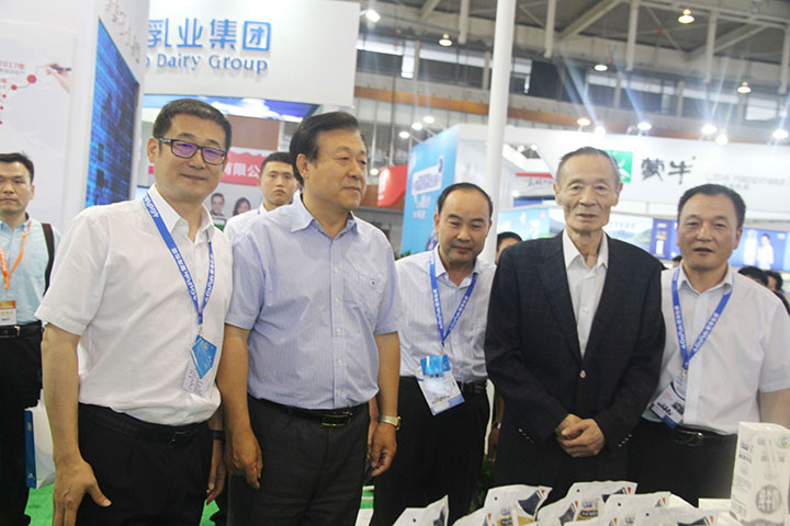 花花牛亮相第八屆中國奶業大會，又獲農業部長一聲贊！