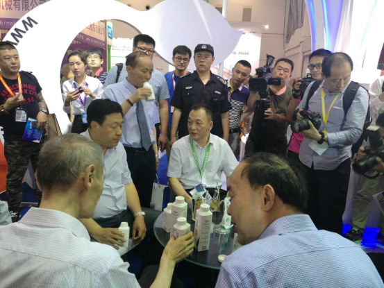 花花牛牛氣沖天！農業部長品嘗“領暢”點贊，又獲國際奶業平臺青睞