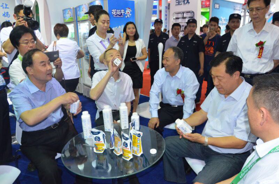 花花牛牛氣沖天！農業部長品嘗“領暢”點贊，又獲國際奶業平臺青睞