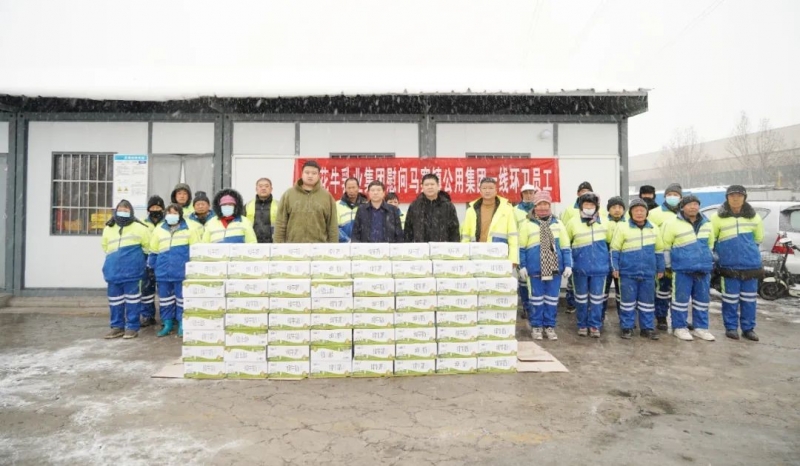 慰問一線環衛工，禮贈新鮮花花牛