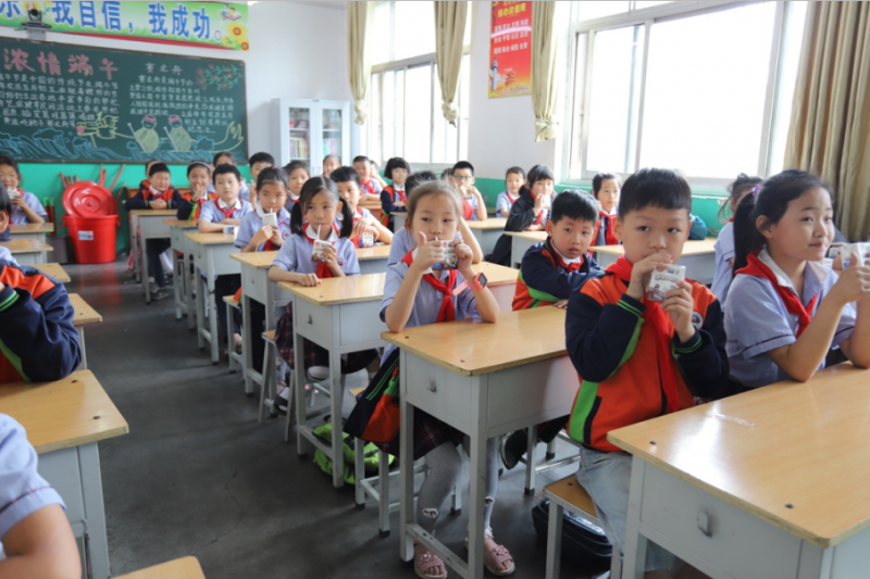 做好一杯放心奶 ——“花花?！背砷L記