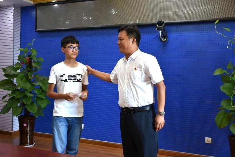 花花牛濟困解難，助力學子圓夢香江