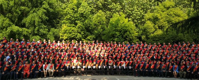 河南花花牛乳業集團股份有限公司阮曉琦、王曉龍榮獲“鄭州市勞動模范”榮譽稱號