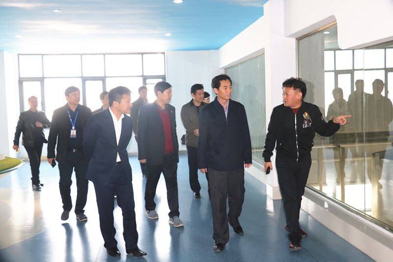 封丘縣縣長王獻臣一行蒞臨花花牛集團養殖、乳品事業部參觀調研