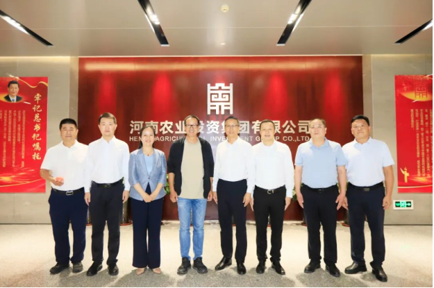 東方甄選俞敏洪先生到訪河南農投集團，品嘗花花牛產品并給予高度評價