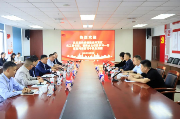 沈丘縣先進制造業開發區黨工委書記呂孝坤、金絲猴食品有限公司董事長李旸等一行到訪河南花花牛乳業集團