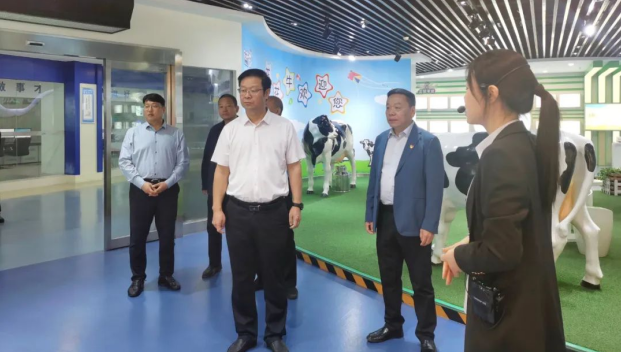 鄭州市人民檢察院黨組書記、代檢察長張道偉一行蒞臨河南花花牛乳業集團參觀調研