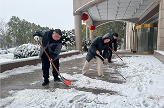 掃雪除冰 展現擔當 ——花花牛乳業集團開展掃雪除冰志愿服務活動